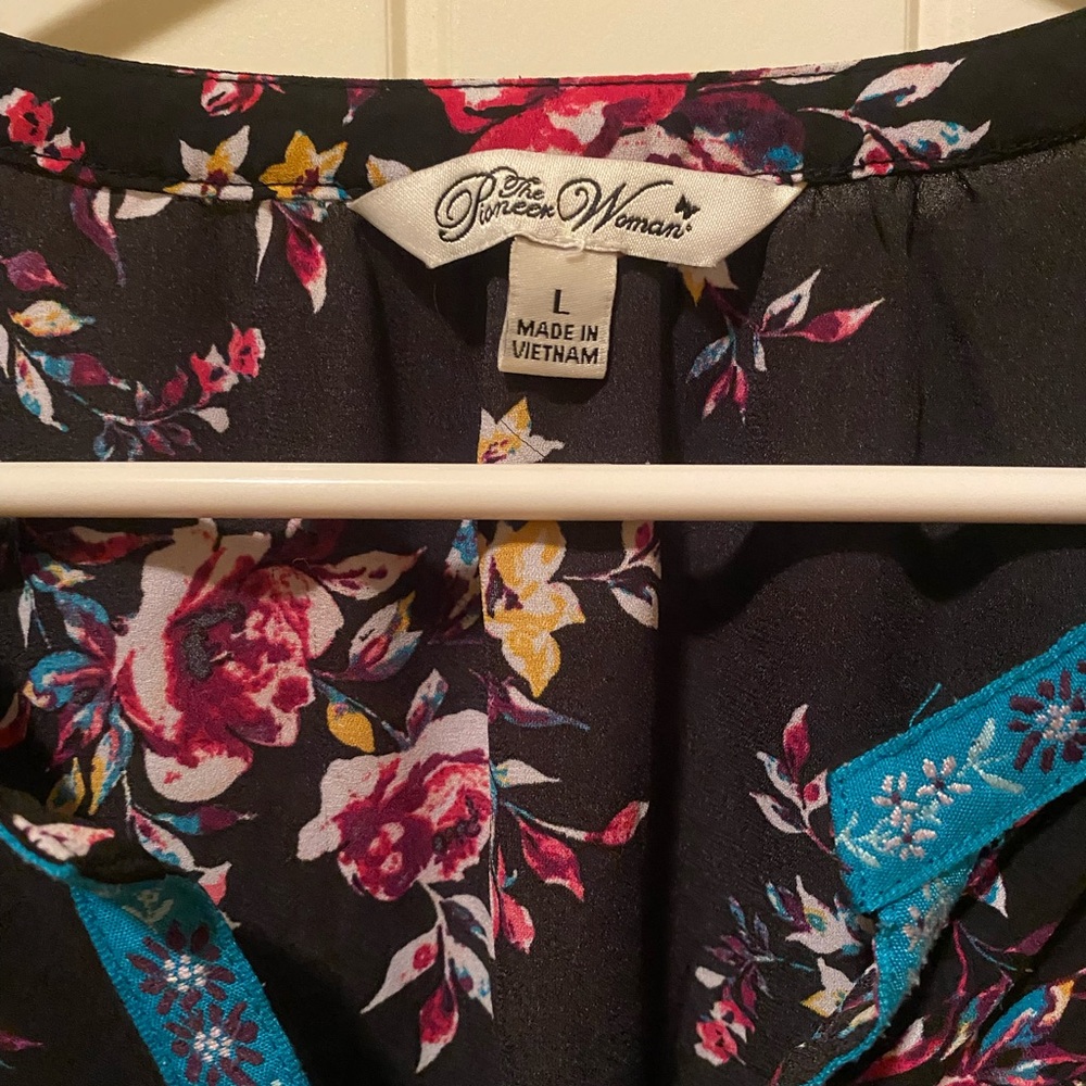 The Pioneer Woman Floral blouses-Size L
Black
Navy - Picture 2 of 7